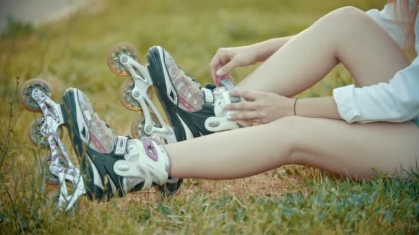 A teenage girl putting on her rollerblades - Footage, Video
