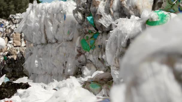 Odpady z tworzyw sztucznych w wysypisko śmieci  - Materiał filmowy, wideo