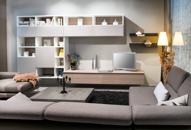 Moderní interiér v obývacím pokoji s pohodlnými pohovi - Fotografie, Obrázek