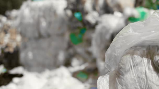 Πλαστικά σκουπίδια στο σκουπιδότοπο  - Πλάνα, βίντεο