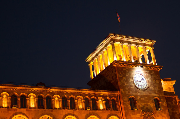 Armenian tasavallan hallituksen rakentaminen öisin
 - Valokuva, kuva