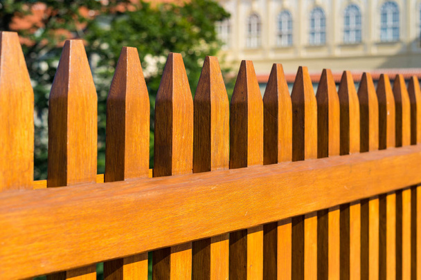 Красивий дерев'яний паркан навколо саду в літній час
. - Фото, зображення