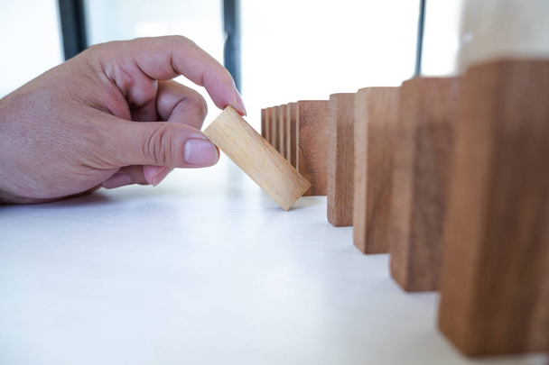 Εικόνα του χεριού κρατώντας μπλοκ παιχνίδι ξύλου για την ανάπτυξη των επιχειρήσεων, κίνδυνος διαχείρισης και σχέδιο στρατηγικής - Φωτογραφία, εικόνα