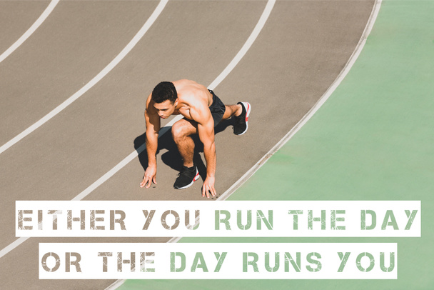 vegyes versenyen sportember készül futtatni a stadionban vagy futtatja a nap vagy a nap fut akkor betűkkel - Fotó, kép