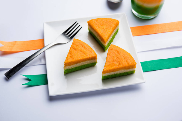 Tri-gekleurde/beschikt cake voor onafhankelijkheid/Republiek dag viering met behulp van Indiase vlag kleuren - Foto, afbeelding