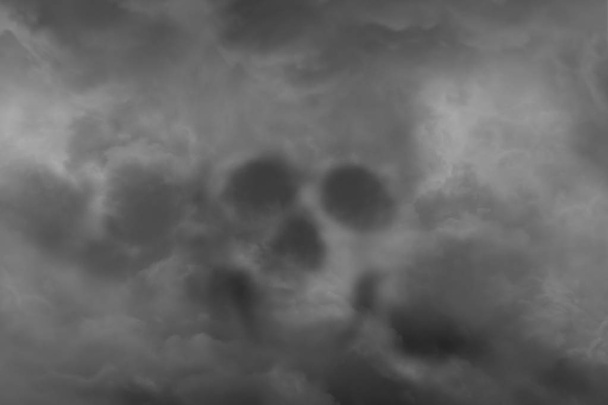 Страшный череп из облака дыма, концепция ужаса и Хэллоу
 - Фото, изображение