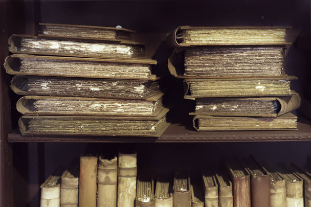 Αρχαία μεσαιωνικά βιβλία στο ράφι στη βιβλιοθήκη.  - Φωτογραφία, εικόνα