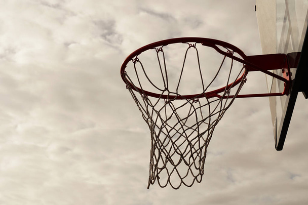 movement of basketball hoop in sport court with cloud sky backgr - Foto, afbeelding