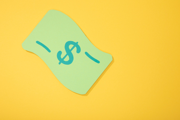 вид зверху на банкноту зеленого долара ізольовано на жовтому
 - Фото, зображення