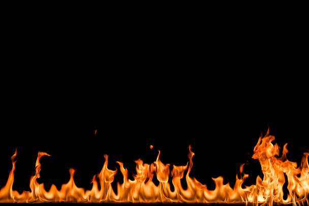 Flammen auf schwarzem Hintergrund. - Foto, Bild