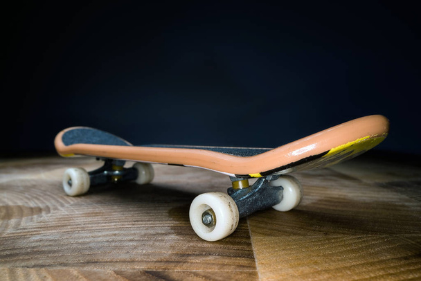 Une empreinte digitale. Un petit skateboard pour les enfants et les adolescents à jouer avec les doigts de la main. Culture jeunesse, sport extrême
 - Photo, image