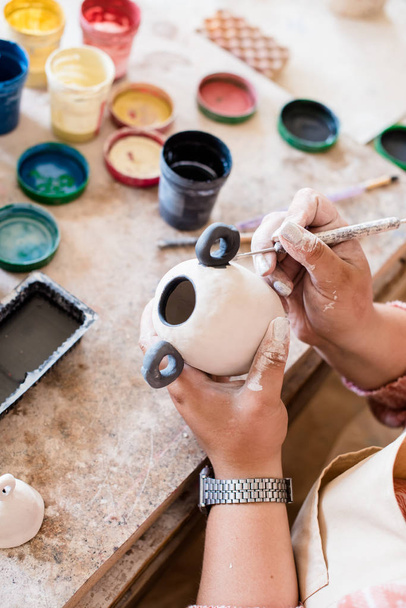 Pani ceramiczna artystka pracuje w jej Studio wnętrz, womans ręce malowanie obiektów - Zdjęcie, obraz