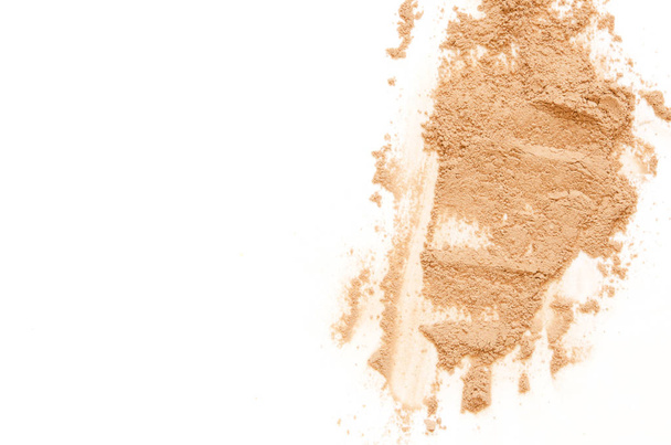 Μπεζ πρόσωπο έπεσε σκόνη για το μακιγιάζ ως δείγμα του καλλυντικού προϊόντος, απομονώνονται σε λευκό φόντο-εικόνα - Φωτογραφία, εικόνα