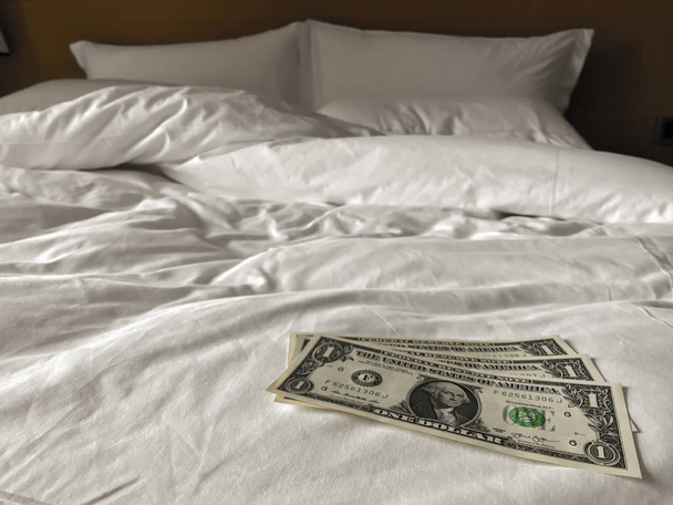seks maliyetini sembolize etmek için yatak ve para. Ücretli aşk prosti - Fotoğraf, Görsel