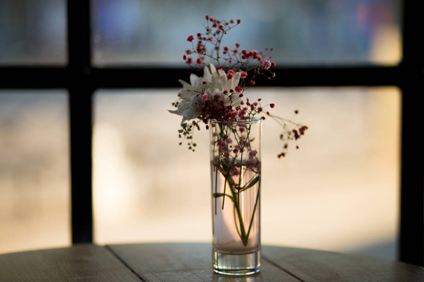 Ramo de flores de manzanillas en el alféizar de la ventana
 - Foto, Imagen