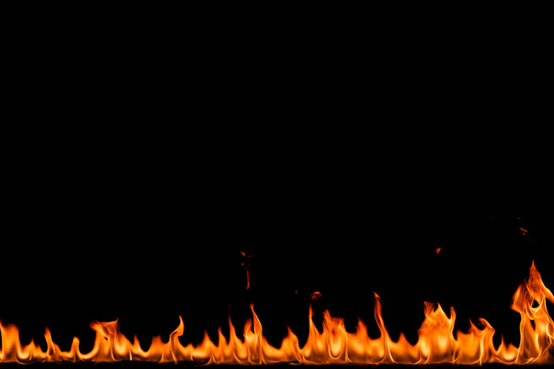 Flammen auf schwarzem Hintergrund. - Foto, Bild