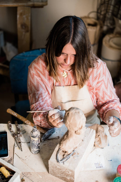 Lady sochař pracuje ve svém ateliéru, ceramis umělci - Fotografie, Obrázek