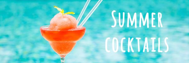 Tiefkühl-Erdbeer-Margarita-Cocktail am Rande eines Resort-Pools. Konzept des Luxusurlaubs. Sommercocktails im Wortlaut - Foto, Bild