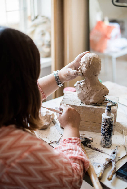 Lady szobrászművész dolgozik az ő stúdiójában, ceramis művészek kezében - Fotó, kép