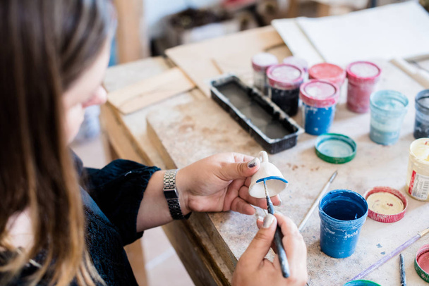 Lady seramik sanatçı onun stüdyo iç çalışma, WOMANS eller boyama nesneleri - Fotoğraf, Görsel
