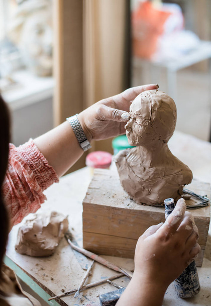 Femme sculpteur travaillant dans son atelier, ceramis artistes mains
 - Photo, image