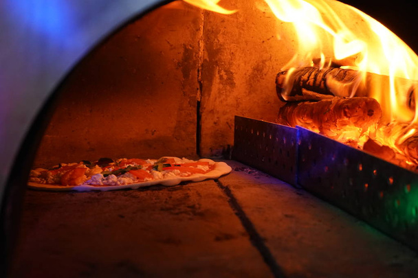 Stará sušárna s ohněm na pečení originální Pizza. - Fotografie, Obrázek