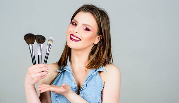sexy woman with professional make up brush. copy space. fashion makeup visage. beauty hairdresser salon. Lipstick and eyeshadow. sexuality. skincare cosmetics. sensual woman with long hair, style - Foto, Imagen
