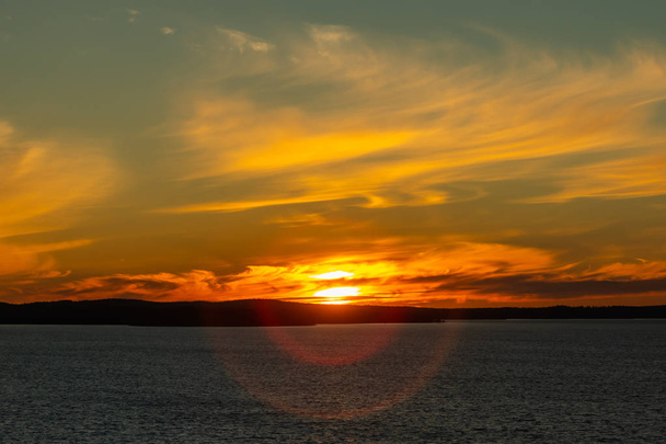タンペレ、フィンランドのナシヤルヴィ湖に雲と美しい夕日 - 写真・画像
