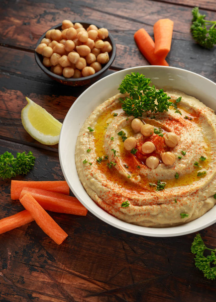 Hummus with olive oil, paprika, lemon and carrot. - Foto, Imagem