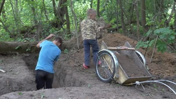 kinderen graven schoppen Trench in de grond - Video