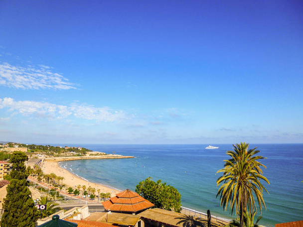 Панорамный вид на побережье Таррагоны в Испании. Пляж и море в
  - Фото, изображение