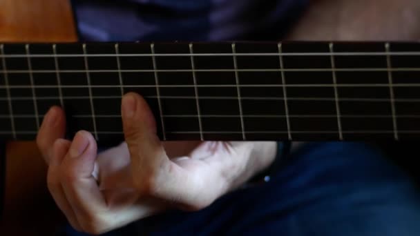 Homem toca na guitarra clássica imagens de close-up
 - Filmagem, Vídeo
