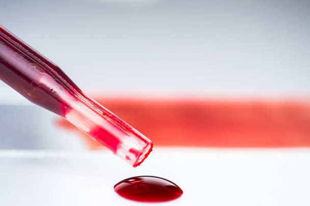 medical pipette with blood close-up - Foto, afbeelding