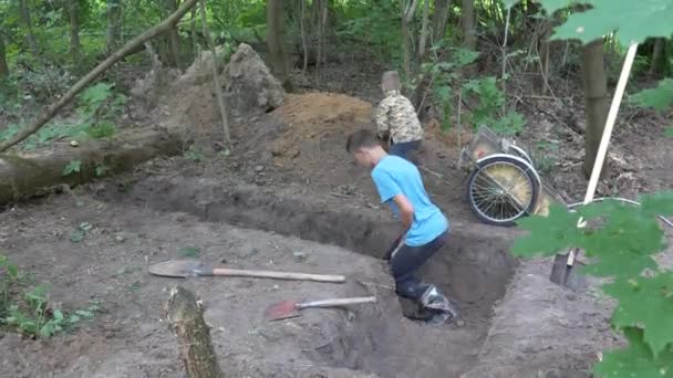 kinderen graven schoppen Trench in de grond - Video
