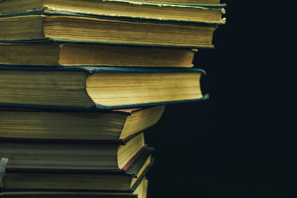 Close-up oude boeken op een tafel zwarte achtergrond. - Foto, afbeelding