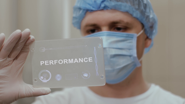 Médecin utilise tablette avec texte Performance
 - Séquence, vidéo