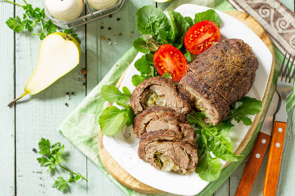 Nadziewane mięso roll z gruszką i serem na uroczysty Święto Dziękczynienia - Zdjęcie, obraz