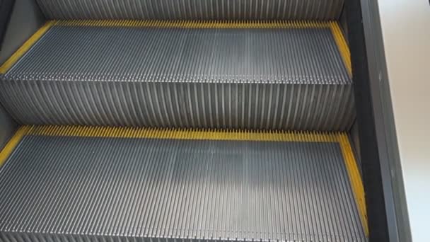 Video schodů, které stoupají nahoru po eskalátoru - Záběry, video