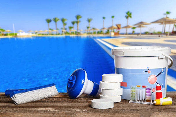 Attrezzature con prodotti chimici per la pulizia e utensili per la manutenzione della piscina
. - Foto, immagini