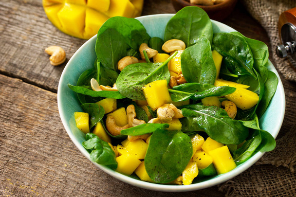 Menu diététique, nourriture végétalienne. Salade saine aux épinards, mangue, pacane
  - Photo, image