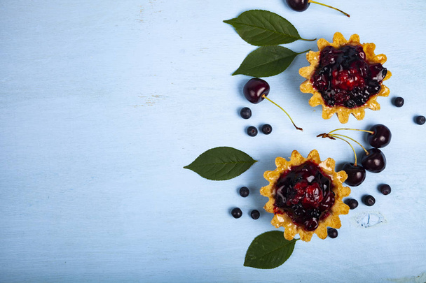 Small berry cake and ripe berries  - Фото, зображення