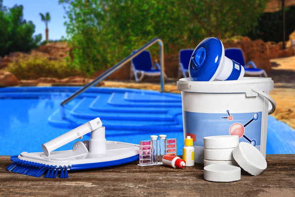 Yüzme havuzunun bakımı için kimyasal temizlik ürünleri ve araçları ile ekipman. - Fotoğraf, Görsel