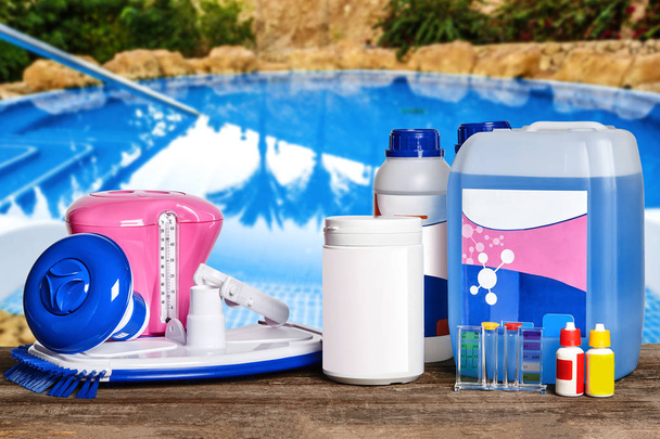 Equipamento com produtos de limpeza química e ferramentas para a manutenção da piscina
. - Foto, Imagem
