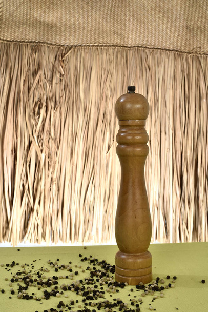 Перечная мельница с перцовым зерном без соломенного дна
 - Фото, изображение