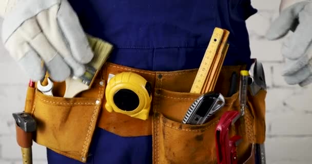 trabalhador da construção arranja sua correia ferramenta
 - Filmagem, Vídeo
