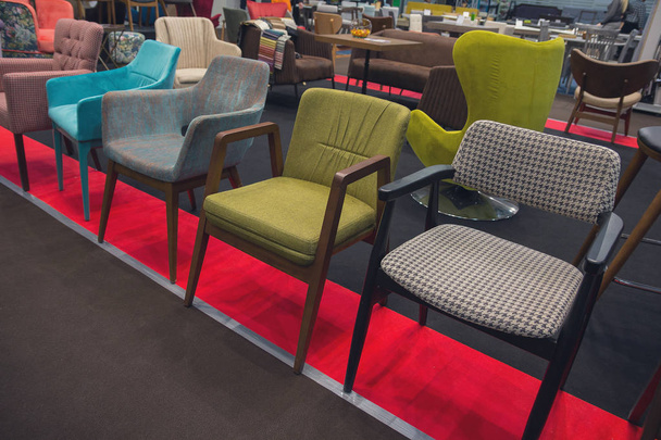 Variedad de sillas en la tienda. Muebles
 - Foto, Imagen