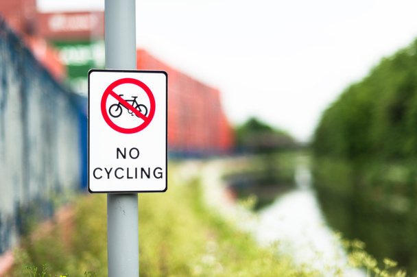 Kein Radwegschild am Kanalweg - Foto, Bild