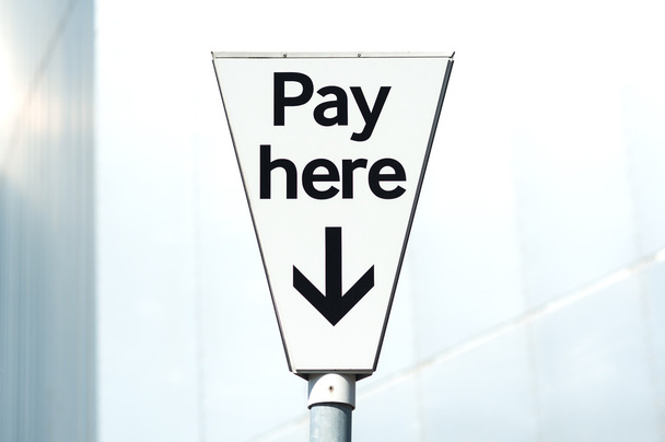Pagar y mostrar, "Pagar aquí" cartel de aparcamiento
 - Foto, imagen