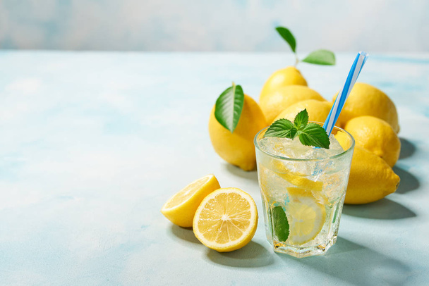 Limonádé citrommal és menta, hideg frissítő ital. Egészséges és méregtelenítő vizet inni. Lemezterület másolása - Fotó, kép