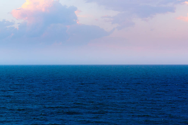 Litoral do mar nos raios do sol poente
 - Foto, Imagem